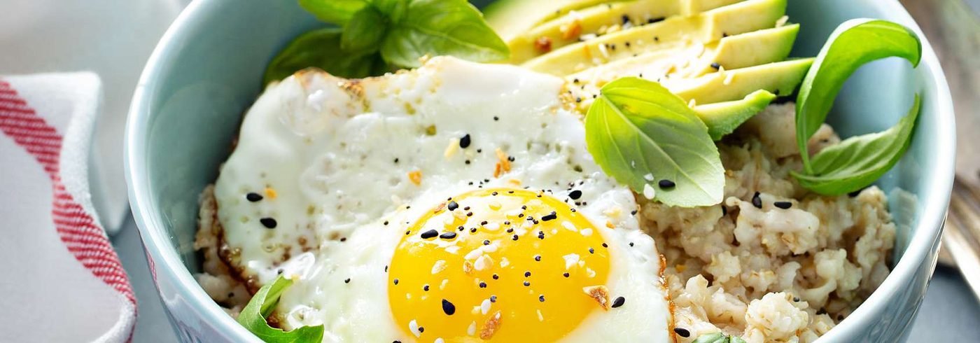 Avena con aguacate y huevo escalfado