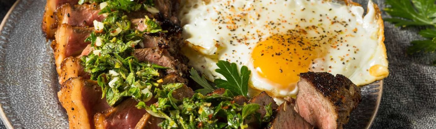 Bistec y huevos con chimichurri